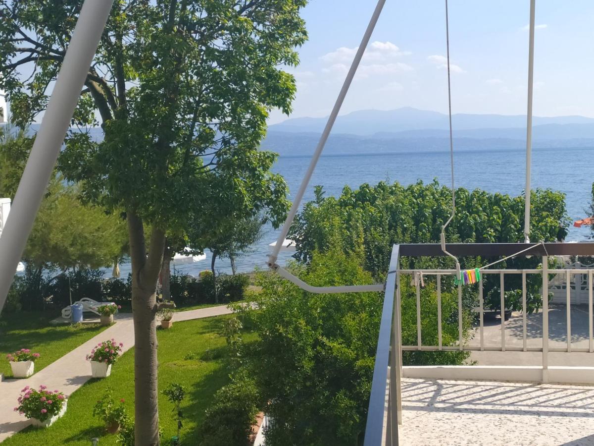 Akrogiali Beach Rooms Amarynthos Exterior photo