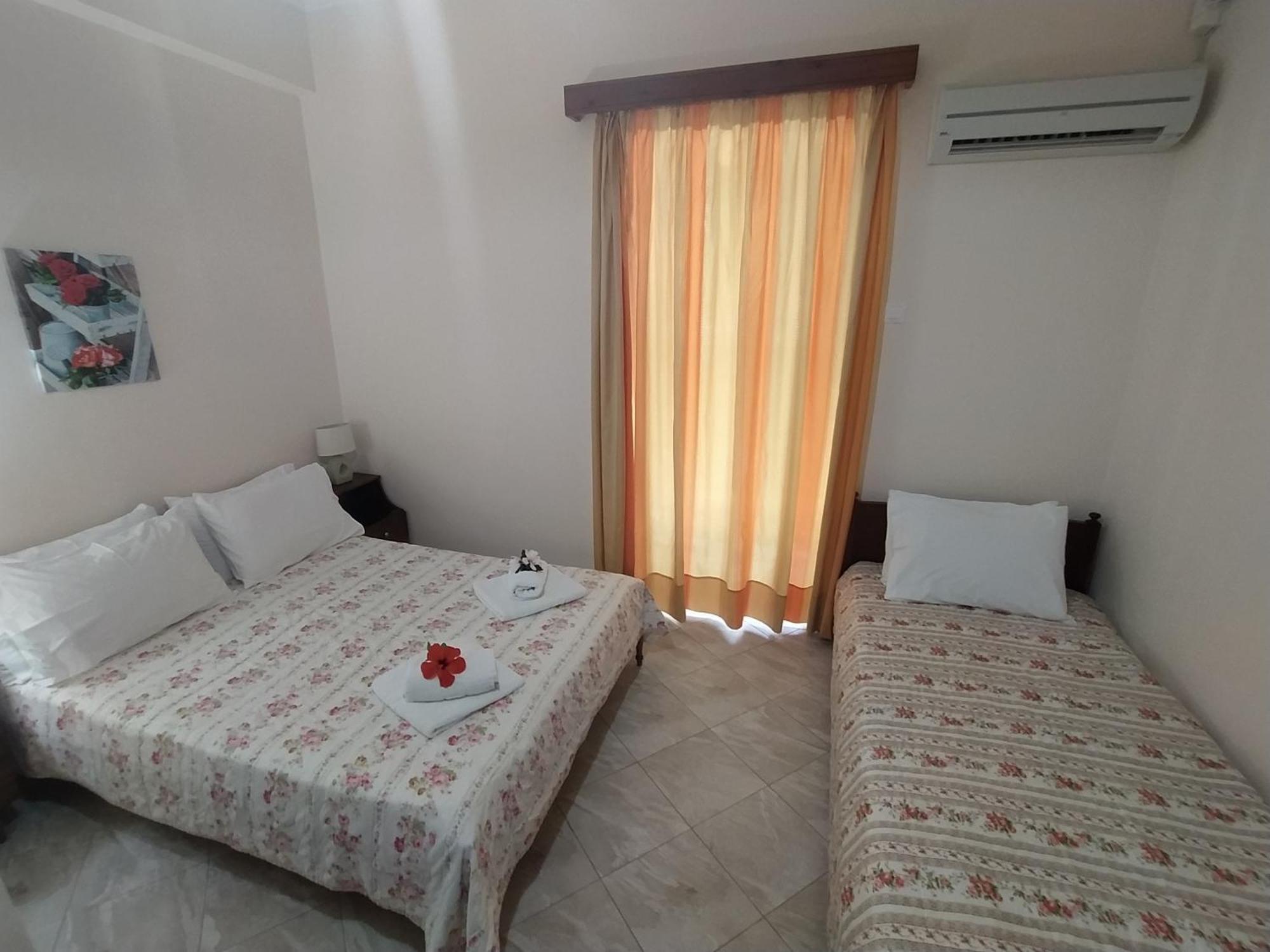Akrogiali Beach Rooms Amarynthos Exterior photo