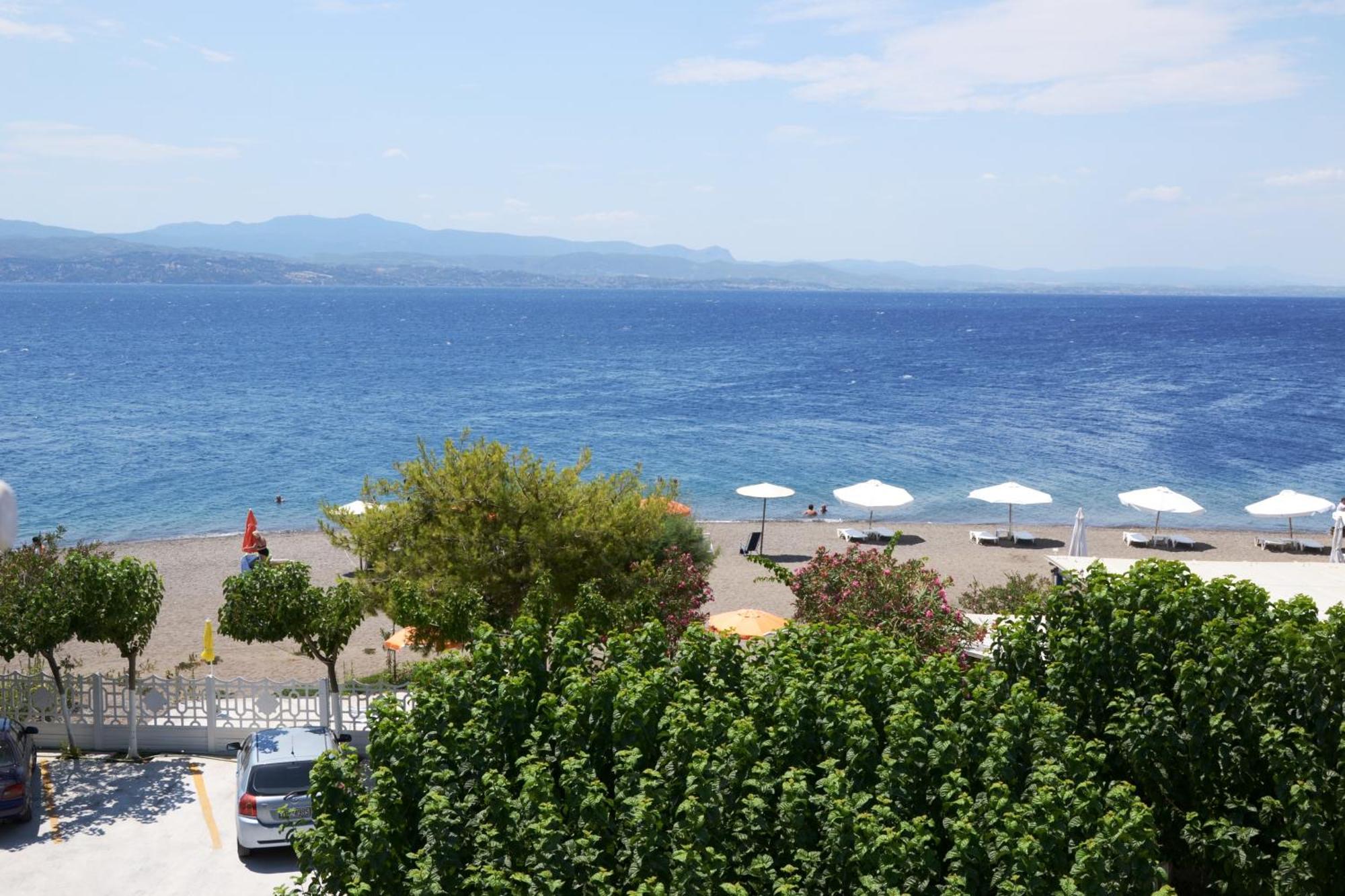 Akrogiali Beach Rooms Amarynthos Exterior photo