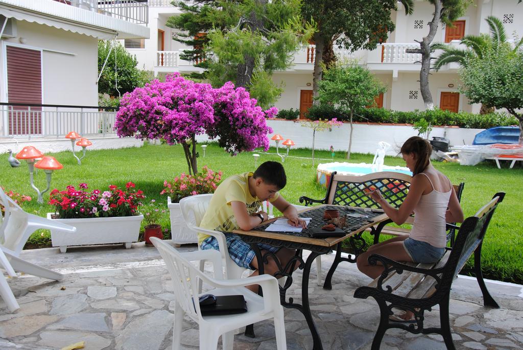 Akrogiali Beach Rooms Amarynthos Exterior photo