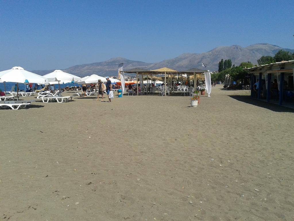 Akrogiali Beach Rooms Amarynthos Exterior photo